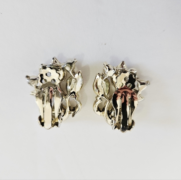 Vintage Coro? Gold Tone Curled Leaf Pattern Rhinestone Clip On Climber Earrings - Picture 5 of 7